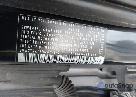 2013 Volkswagen Beetle 2.0T z USA, uszkodzony, nr VIN 3VW7T7AT7DM827842